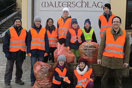 Die Müllsammler in Walterschlag:vorne: Marie und Daniela Scheidl sowie Georg Höllriglhinten: Harald Gretz, Iris Scheidl, Christine Sillaber sowie Stephan, Markus, Felix und Paul Scheidl