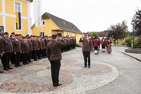 Begrüßung des Viertelskommandanten Erich Dangl