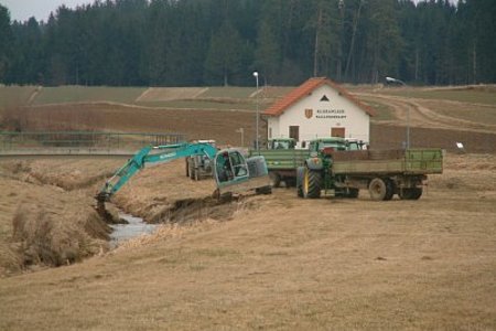 Die Marktgemeinde Schweiggers sorgt für die Räumung des angeschwemmten Bachbettes