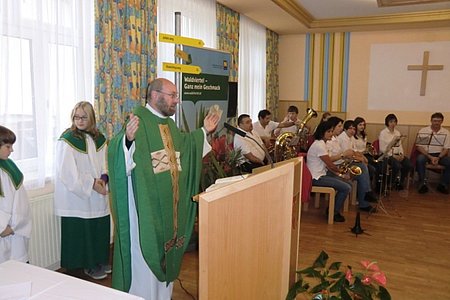 P. Daniel Gärtner segnete die Wanderer im Saal des Jugendgästehauses.