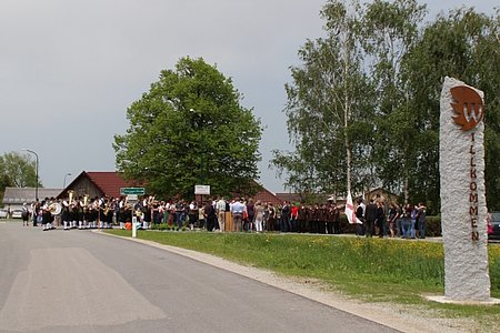 Der neue Platz vor dem Hause Kammerer - hier fand die Segnung des Geschaffenen statt. Im Bild sieht man auch einen der Begrüßungssteine. Diese Steinstehlen wurden ebenfalls im Zuge des Straßenbaus errichtet.