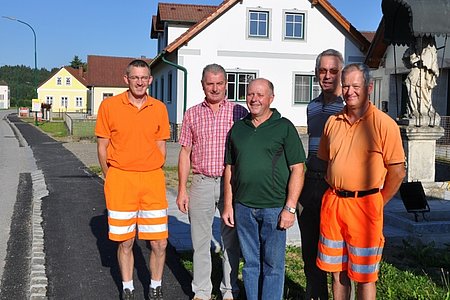 Bgm. Johann Hölzl und Gf.GR Josef Koppensteiner überzeugen sich mit den Arbeitern der Straßenmeisterei Zwettl von dem gelungenen Projekt