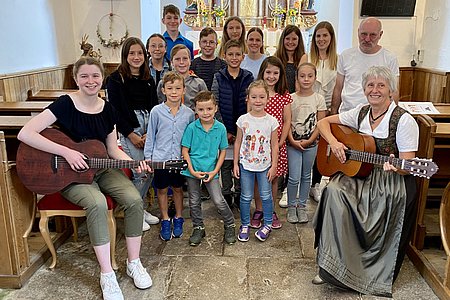 14 Kinder in Begleitung einiger Erwachsener gestalteten den Gottesdienst mit Gitarren, Querflöte und Gesang:sitzend: Marie Scheidl und Anita Opplstehend ganz vorne: Luis Hipp, Valentin Dum und Ines Steiningerstehend dahinter: Lara Hölzl, Nina Danzinger, Felix Scheidl, Josef Danzinger, Bernhard Krecek, Samuel Holzmüller, Emma Holzmüller, Sarah Artmann, Magdalena Oppl, Katharina Oppl, Kathrin Steininger, Christina Dum und P. Daniel Gärtner