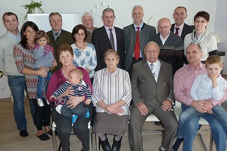 1.Reihe sitzend (v. l. ) Schwiegertochter Gertrude Hipp mit Urenkerl Linus, Jubilare Agnes und Karl Hipp, Sohn Gerhard Hipp mit Urenkerl Josef GeorgStehend (v. l.) Dietmar Hipp, Margit Hipp-Schnabl mit Lilly Hipp, SB-Obmann Johann Weber, Anita Poppinger, BB-Obmann Martin Wally, Bgm. Johann Hölzl, Bezirkshauptmann Dr. Michael Widermann, Pater Daniel Gärtner, Vzbgm. Josef Schaden, Doris Hipp