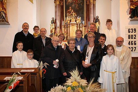 Vorne v. l.: Lena Poppinger, Bernhard Krecek, Josef und Gertrude Weitzenböck, Margit und Gerhard Kalch, Ines Wagner und Pater Daniel Gärtner. 2. Reihe: Reinhard und Anna-Maria Holzmüller, Oswin und Hedwig Kammerer, Maria und Johann Danzinger, Oliver Wagner