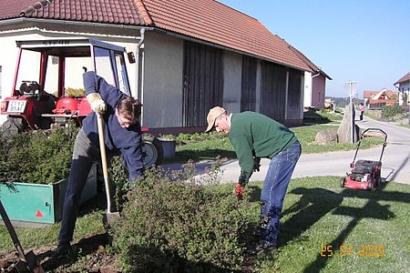 Die Sallingstädter Dorferneuerer beteiligten mit einer Bepflanzung und einem Frühjahrsputz am landesweiten Aktionstag