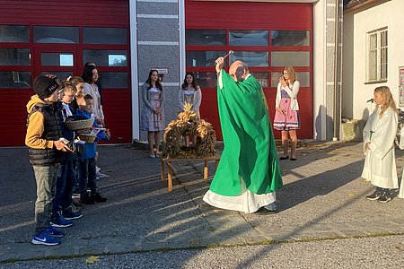 Segnung der Erntekrone vor dem Feuerwehrhaus