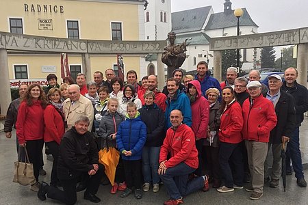 Gruppenfoto vor dem neuen Denkmal der Hl. Zdislava in K&#345;ianov als Erinnerung an den Ausflug in die tschechische Partnergemeinde mit Bgm. Josef Mach und Vbgm. Josef Schaden