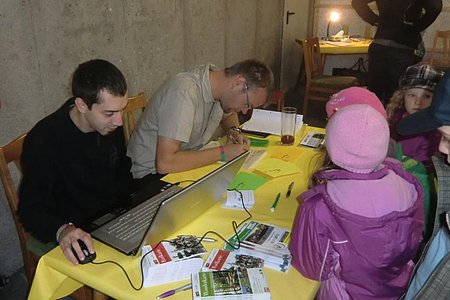 Start und Ziel: Thomas Russ und Bernhard Kaufmann hatten alle Hände voll zu tun.