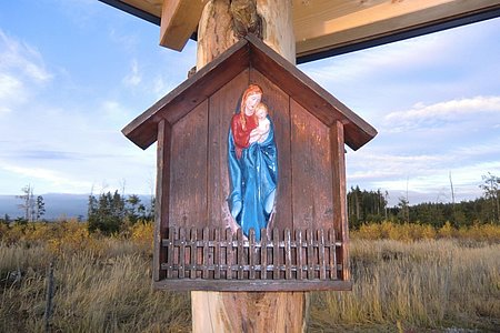 Die Statue ist in frischem Glanz zurückgekehrt zu den "Föhren".