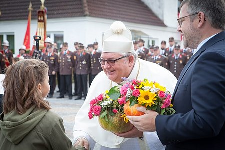 Die Kinder Martin Poinstingl und Lilly Hipp überreichten Abt Szypulski und Landesrat Schleritzko ein Blumengesteck, gestaltet von Brigitte Grassinger.