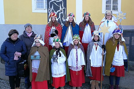 Die Sternsinger in Sallingstadt: (vorne v. l.): Karin Böhm, Aloisia Kaufmann, Bernhard Krecek, Nina Danziger, Sarah Artmann, Lilly Hipp, Alexia Artmann, (hinten v. l.): Lena Poppinger, Petra und Tanja Müllner, Julia Poppinger