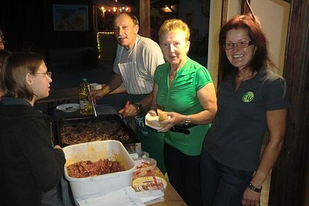 Die Grill-Station mit Helga, Ossi, Herta und Elisabeth
