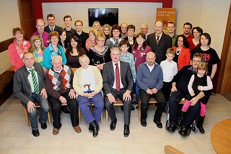 Ein Gruppenfoto mit allen Gästen der Geburtstagsfeier