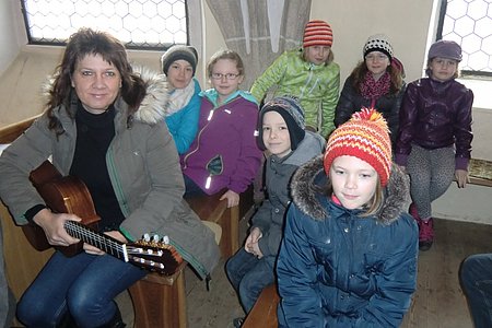 Der Schulchor der Volksschule Schweiggers unter der Leitung von Heidi Stangl