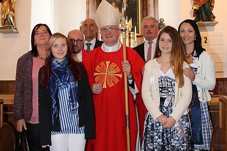 Patin Anna Cejka mit Firmling Jessica Fitzinger, Pater Mag. Daniel Gärtner, Vizebürgermeister Josef Schaden, Weihbischof Dr. Anton Leichtfried, Bürgermeister Johann Hölzl, Firmling Vanessa Koppensteiner und Patin Sandra Kramreither