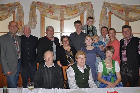 Bild: Johann und Leopoldine Haider, Tochter Regina Flicker; dahinter: Vbgm. Josef Schaden, Martin Wally, Harald Zauner, Monika Palmetzhofer, Gerhard Haider, Benedikt Flicker, Cornelia Haider, Gabriel, Günther und Barbara Haider, Walter Flicker;