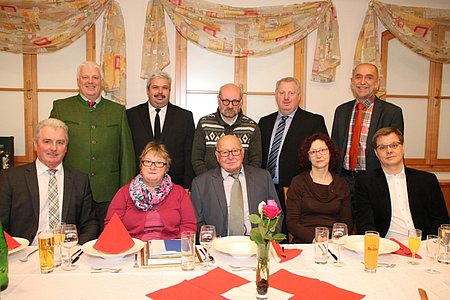 Bürgermeister Johann Hölzl, Ortsparteiobmann Martin Wally, Leopoldine Ledermüller, Ortsvorstand Harald Zauner, Jubilar Rudolf Ledermüller, Pater Mag. Daniel Gärtner, Verschönerungsvereinsobmann Josef Bauer, Tochter des Jubilares Romana Schierl, Vizebürgermeister Josef Schaden und Schwiegersohn Siegfried Schierl