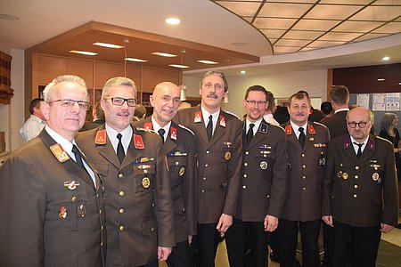 Willibald Burger, Kommandant Anton Hipp, Josef Schaden, Reinhard Holzmüller, Christian Hipp, Wolfgang Steflicek und Pater Daniel Gärtner beim FF Ball in Sallingstadt