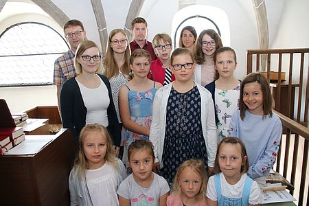 Der Kinderchor umrahmte die Messe.Karl Poppinger, Alexandra Weigl, Lisa Wippel, Alexia Artmann, Daniel Poppinger, Cornelia Haider, Julia Poppinger, Margit Hipp-Schnabl, Marie Scheidl, Lena Poppinger, Lilly Hipp (stehend v. l.) und Emma Holzmüller, Lara Hölzl, Astrid Krecek und Nina Danzinger (vorne v. l.)