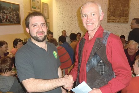 Der Vorsitzende der Arbeitsgruppe Dorfhaus Harald Gretz übergab die Spende an Caritas-Leiter Franz Trappl.