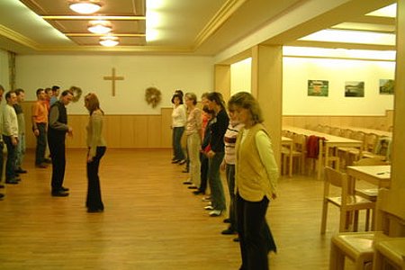 Der erste Abend des Tanzkurses im Saal des Jugendgästehauses