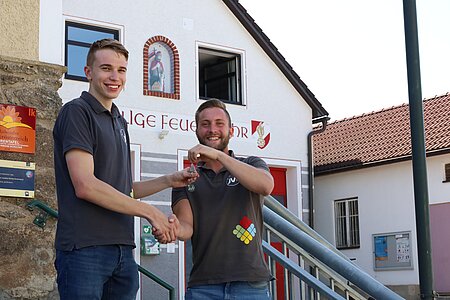 Schlüsselübergabe des Jugendraums von Maximilian an Paul