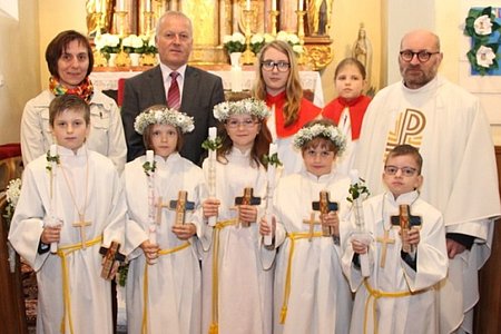 Fünf Kinder der 2. Klasse Volksschule Schweiggers empfingen in der Pfarre Sallingstadt die Erstkommunion: Benedikt Holzmüller aus Limbach, Lena Poppinger aus Sallingstadt, Marie Scheidl aus Walterschlag, Alexia Artmann aus Sallingstadt und Marcel Maier aus Windhof.Weiters am Bild: Klassenlehrerin Renate Schröfl, Direktor Ludwig Koller, Theresa Maierhofer, Anna Kraft und P. Daniel Gärtner