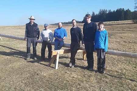 Nach einer gemeinsamen Jause stellten sich die Helfer des heurigen Maibaumholzens noch einem Foto: Alexander Scheidl, Walter und Harald Gretz, Harald Krapfenbauer, Paul und Felix Scheidl. Nicht am Bild ist Walter Krapfenbauer.