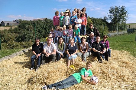 Viele Kinder und auch einige Helfer des Familienwandertags:sitzend: Thomas Russ, Bernhard Kaufmann, Margit Hipp-Schnabl, Helene Scheidl, Manuela Haider, Alexander Scheidl, Harald Zauner, Georg Höllrigl und Iris Scheidl