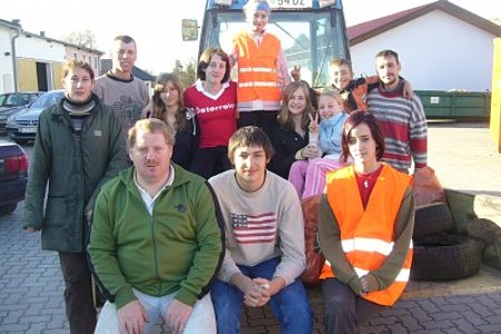 Auch die Sallingstädter „Umweltdetektive“ säuberten den Ort von geheimen Müllabfällen: vorne v. l. Vereinsobmann Josef Bauer, Markus Holzmüller, Anna Schaden, dahinter v. l. Regina Holzmüller, Ortsvorsteher Gerhard Haider, Katharina Schaden, Sandra Bauer, Tamara Hipp, Lisa Poppinger, Carina Bauer, Bernd Hipp, Jugendobmann Roland Hipp Auch die Sallingstädter „Umweltdetektive“ säuberten den Ort von geheimen Müllabfällen: vorne v. l. Vereinsobmann Josef Bauer, Markus Holzmüller, Anna Schaden, dahinter v. l. Regina Holzmüller, Ortsvorsteher Gerhard Haider, Katharina Schaden, Sandra Bauer, Tamara Hipp, Lisa Poppinger, Carina Bauer, Bernd Hipp, Jugendobmann Roland Hipp