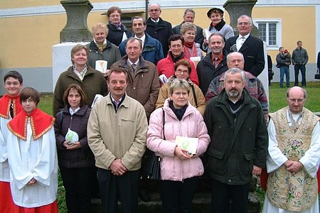 Das gemeinsame Foto auf der Treppe des Pfarrhofes: (von links vorne) Andrea und Walter Dum, Eva und Herbert Rabl, (25 Jahre), Aloisia und Eduard Kaufmann, Gertrud und Leopold Zauner, Aloisia und Manfred Ruß(30 Jahre) Maria und Friedrich Grassinger, Josef und Helene Scheidl, (40 Jahre) Hedwig und Leopold Hölzl, Franz und Leopoldine Haider (50 Jahre) mit P. Daniel Gärtner und den Ministranten Christoph Edelmaier und Michael Poppinger