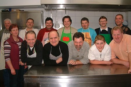 Kursleiterin Elisabeth Steininger mit den Hobbyköchen Manfred Russ, Gerhard Hipp, Alfons und Manuel Layr, Josef Bauer (1. Reihe v. l.) Martin Wally, Anton Hipp, Harald Zauner, Roman Schmid, Martin Müllner, Karl Poppinger und Josef Schaden(2. Reihe v. l.)