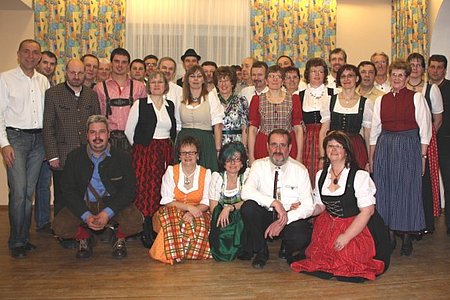 Ehrengäste und Volkstanzgruppe Süßenbach:Vorne: Ball-Organisator Harald Zauner, Renate Steininger, Ingrid Zwölfer, Johann Preißl, Renate PanyDahinter stehend: Vizebürgermeister Josef Schaden, Kammerobmann Dietmar Hipp, Pater Daniel Gärtner, GGR Erich Koppensteiner, Ortsbauernrat Martin Wally, GGR Erwin Zellhofer, GR David Krecek, GR Andreas Holzmüller, Ing. Erwin und Dr. Friederike Weichselbaum, GR Alexander Scheidl, Karin Holzweber, Günter Steininger, Ingrid Steininger, Anton Dangl, Alois Steininger, Franz Zwölfer, Paula Zemann, Reinhard Holzweber, Brigitte Steininger, Traude Dangl, Christian und Erni Kaufmann, Johann Steininger, Johann und Leopoldine Panagl, Martina und Johann Hirnschall