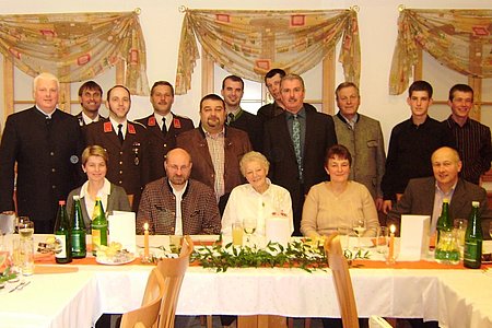 Sitzend v.l.:  Christine Wally(Schwiegertochter), Pater Daniel, Maria Wally, Maria Prinz(Tochter), Leopold Prinz(Schwiegersohn),stehend v.l.:  Martin Wally(Sohn), Walter Hipp, Wolfgang Weitzenböck, Anton Hipp, Franz Karlinger, Dietmar Hipp, Gerhard Haider, Bgm. Johann Hölzl, Seniorenbundobmann Johann Weber, Stefan u. Markus Wally (Enkerl)