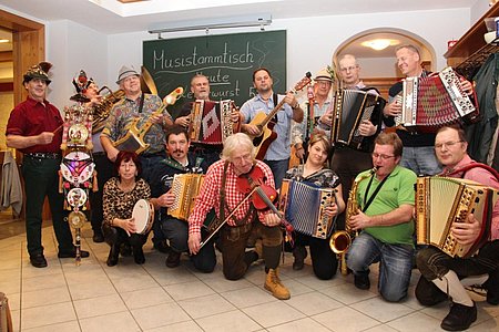 Brigitta Mayer, Martin Müllner, Franz Krapfenbauer, Tina Layr, Robert Decker und Hermann Einfalt, (2. Reihe) Herbert Dornhackl, Hans Tischler, Paul Kottlich, Reinhold Haderer, Wolfgang Gratzl, Hans Weixelbaum, Franz Anderl und Franz Jansenberger