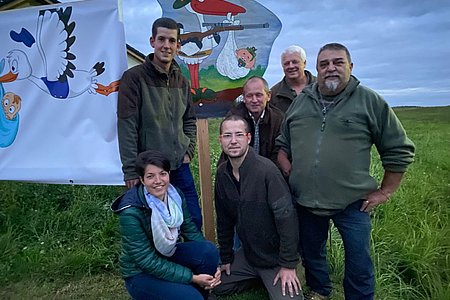 Auch die Freunde der Sallingstädter Jagd kamen mit einem Storch und gratulierten den Jungpapa.