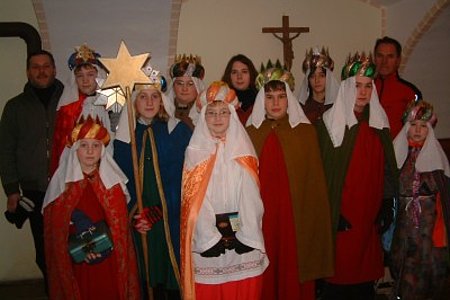 Die Sternsinger in Sallingstadt v.l. Hipp Anton, Bauer Carina, Poppinger Daniel, Bauer Sandra, Edelmaier Christopher, Poppinger Michael, Keindl Nicole, Hipp Matthias, Schaden Anna, Goldnagl Martin, Hipp Walter und Ledermüller Benedikt.