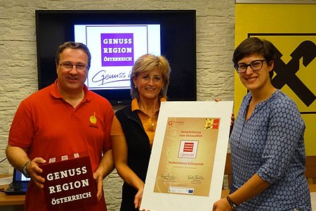 Obmann Christian Bisich, Roswitha Schaden - Geschäftsführerin des Dorfwirtshaus und DI Stephanie Rössler, Prokuristin Genussregion Österreich