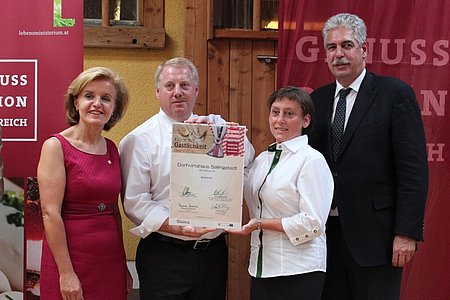 Vereinsobmann Josef und Bettina Bauer freuten sich über die Auszeichnung überreicht von Obfrau Margareta Reichsthaler und Bundesminister Hans Jörg Schelling