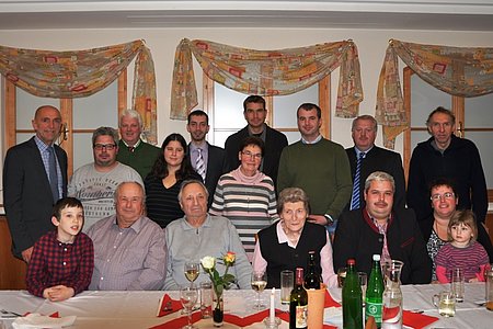 Alexander, Leopold, Norbert, Paula, Harald, Heidelinde und Katharina Zauner (vorne), Vbgm. Josef Schaden, Markus Zauner, Martin Wally, Doris Poinstingl, Thomas Russ, Gertrud Zauner, Alexander Scheidl, Dietmar Hipp, Josef Bauer, Andreas Schwarz;