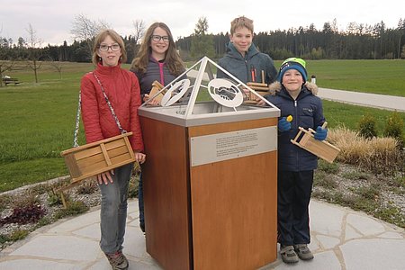 Cornelia Haider sowie Marie, Paul und Felix Scheidl waren die Ratscherkinder in Walterschlag.