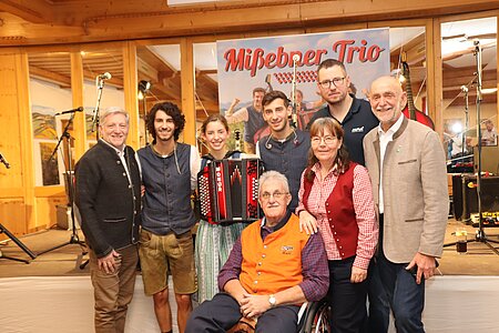 Vizebürgermeister Günter Prinz, Bruno, Klara und Felix Mißebner, Organisatoren Josef und Elfi Krapfenbauer, Verschönerungsvereinsobmann Markus Rabl und Bürgermeister Josef Schaden