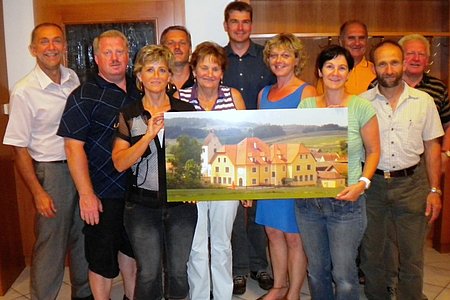 Die vorbereitenden Besprechungen für das Fest sind schon im Laufen: Josef Schaden, Josef Bauer, Roswitha Schaden, Anton Hipp, Elfriede Reuberger, Alexander Scheidl, Beraterin Gabi Walter, Manuela Schmalzbauer, Gerhard Hipp, Walter Gretz und Fritz PoinstinglNicht am Bild: Karin Böhm, Franz Karlinger, Harald Gretz, Markus Rabl, Herfriede Konkolits und Wolfgang Weitzenböck