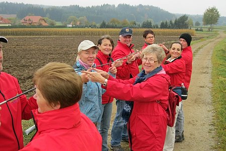 "Gemeinschaft erleben", der Titel der Wanderung ist bei dieser Übung wohl nicht zu übersehen.