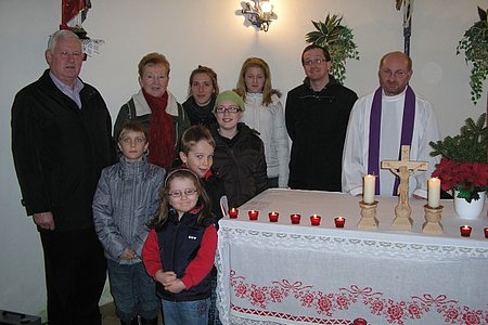 Mitwirkende bei der Jahresabschlussmesse am 3. Dez. 2010:Kinder vorne: Maximilian Maierhofer, Marie und Pauli Scheidl, Teresa Maierhoferdahinter: Walter und Herta Liebenauer, Verena Gretz, Carina Krapfenbauer, Georg Höllrigl und P. Daniel Gärtner