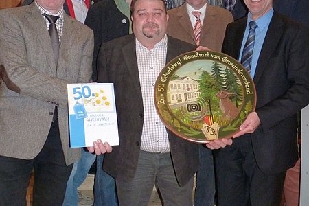 Franz Karlinger, Büroleiter der Gemeinde Schweiggers, feierte im Anschluss an die 1. Gemeinderatssitzung im neuen Jahr seinen 50. Geburtstag. Die Gemeinderäte, allen voran Bürgermeister Johann Hölzl, gratulierten recht herzlich.