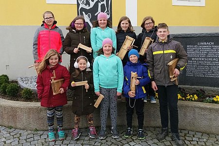 In Sallingstadt ratschten insgesamt 10 Kinder:1. Reihe: Ines Wagner, Inge Grassinger, Tanja Müllner, Martin Poinstingl und Oliver Wagner2. Reihe: Anna Kraft, Hannah Grassinger, Petra Müllner, Lena und Julia Poppinger