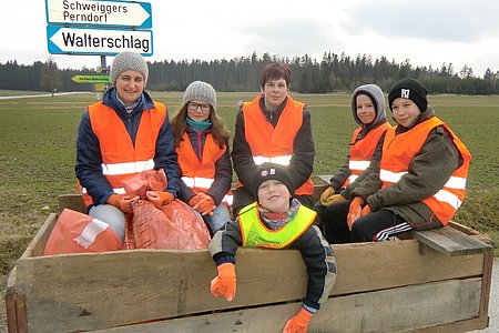 Iris Scheidl, Marie Scheidl, Sabine Höllrigl, Lukas Höllrigl, Paul Scheidl und Felix Scheidl säuberten die Straßenränder rund um Walterschlag.