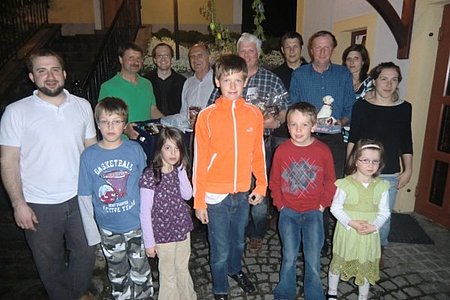 Die Glücksengerl mit den Siegern des Finales und zahlreiche Helfer des diesjährigen Eierpeckens: vorne: Dorfhaus-Leiter Harlad Gretz mit den Glücksengerln Michael und Celina Grötzl, Marko Popp sowie Paul und Marie Scheidldahinter: Gewinner Gerhard Klenn, Moderator Georg Höllrigl, Gewinner Gerhard Hipp und Martin Wally, Markus Boden, Gewinner Eduard Kaufmann, Gerlinde Schnabl und Verena Gretz